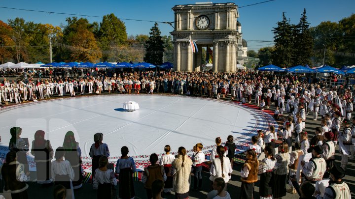 Chişinăul a îmbrăcat straie de sărbătoare. Muzică, dans şi bucate tradiționale de Ziua Oraşului (FOTOREPORT)