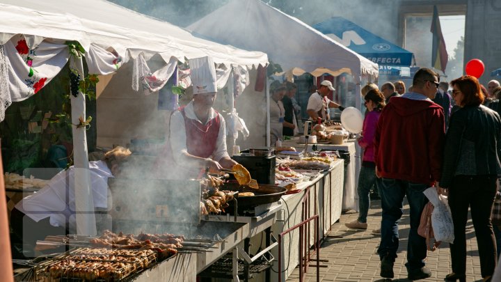 Chişinăul a îmbrăcat straie de sărbătoare. Muzică, dans şi bucate tradiționale de Ziua Oraşului (FOTOREPORT)