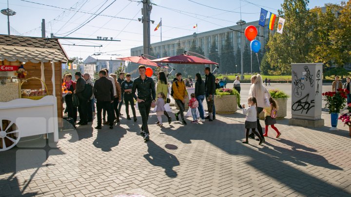 Chişinăul a îmbrăcat straie de sărbătoare. Muzică, dans şi bucate tradiționale de Ziua Oraşului (FOTOREPORT)