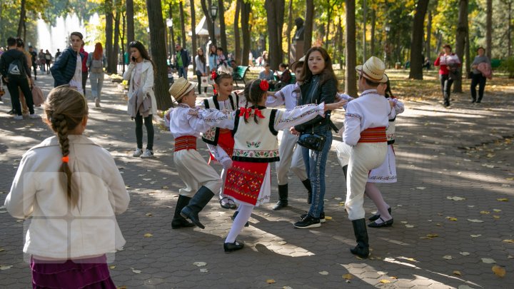 Chişinăul a îmbrăcat straie de sărbătoare. Muzică, dans şi bucate tradiționale de Ziua Oraşului (FOTOREPORT)