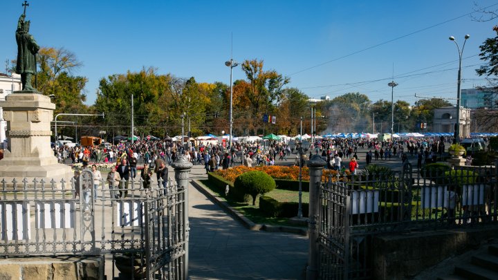 Chişinăul a îmbrăcat straie de sărbătoare. Muzică, dans şi bucate tradiționale de Ziua Oraşului (FOTOREPORT)