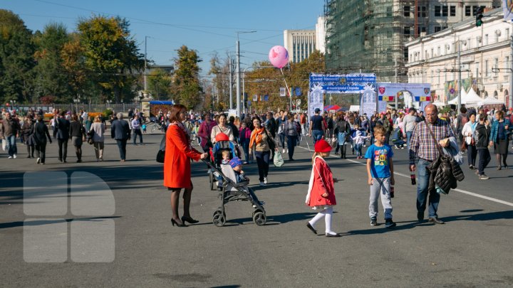 Chişinăul a îmbrăcat straie de sărbătoare. Muzică, dans şi bucate tradiționale de Ziua Oraşului (FOTOREPORT)