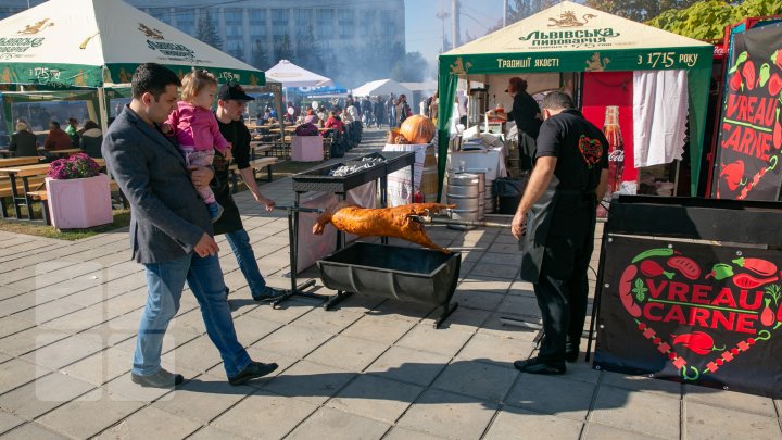 Chişinăul a îmbrăcat straie de sărbătoare. Muzică, dans şi bucate tradiționale de Ziua Oraşului (FOTOREPORT)