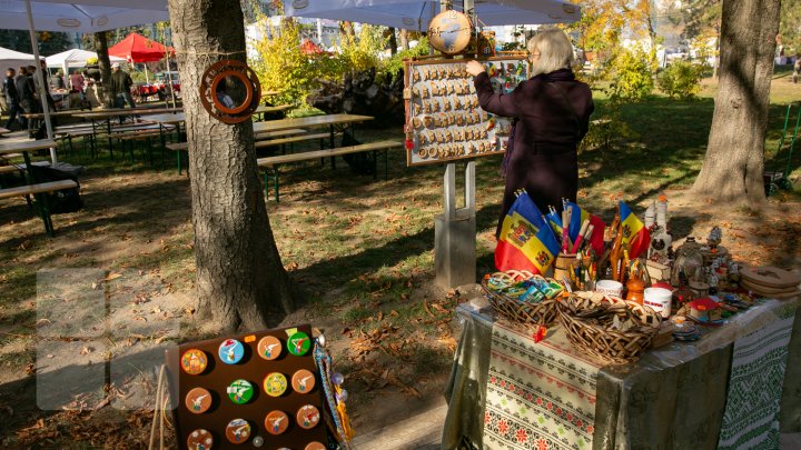 Chişinăul a îmbrăcat straie de sărbătoare. Muzică, dans şi bucate tradiționale de Ziua Oraşului (FOTOREPORT)