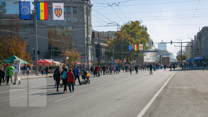 Chişinăul a îmbrăcat straie de sărbătoare. Muzică, dans şi bucate tradiționale de Ziua Oraşului (FOTOREPORT)