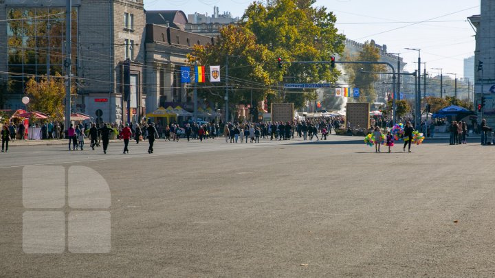 Chişinăul a îmbrăcat straie de sărbătoare. Muzică, dans şi bucate tradiționale de Ziua Oraşului (FOTOREPORT)