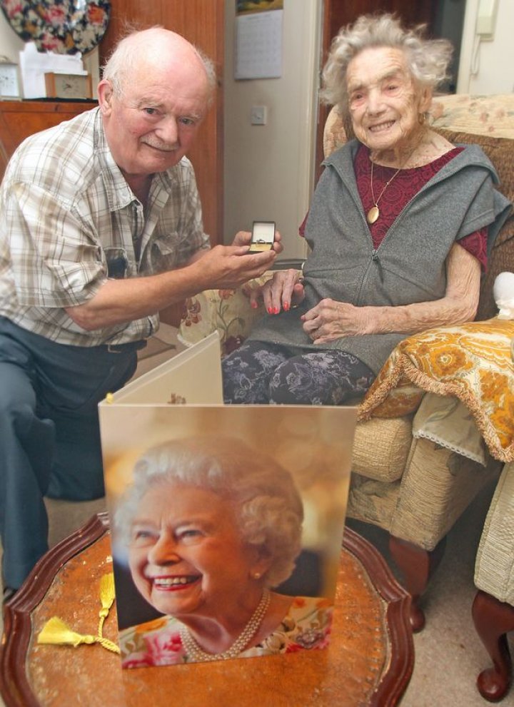 Dragostea nu ţine cont de vârstă! O bătrânică s-a măritat cu alesul inimii la 100 ani. Iubitul este cu 26 de ani mai tânăr (FOTO)