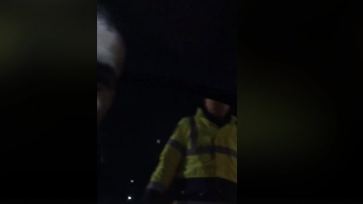 Vrea să fie întrebat dacă a mâncat ceva! Cum a fost calmat un șofer de polițiști (VIDEO)