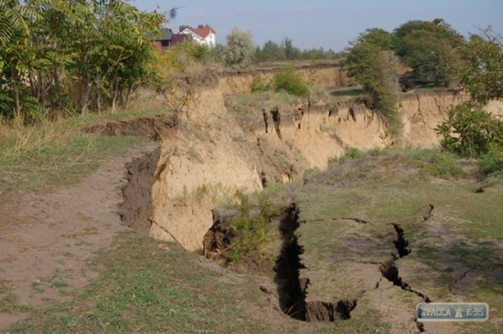 O fisură uriaşă în pământ a trezit panică în Odesa. Autorităţile vor îngrădi zona (FOTO)