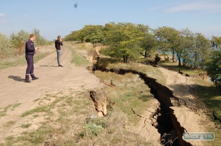 O fisură uriaşă în pământ a trezit panică în Odesa. Autorităţile vor îngrădi zona (FOTO)