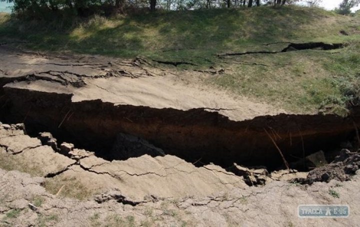 O fisură uriaşă în pământ a trezit panică în Odesa. Autorităţile vor îngrădi zona (FOTO)