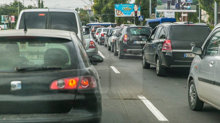 Străzile pe care SE CIRCULĂ CU DIFICULTATE în Capitală şi drumurile naţionale unde vor staţiona maşini ale poliţiei dotate cu RADARE