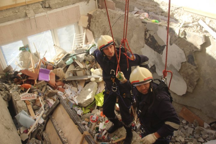 Explozie în sectorul Râşcani. Ofiţerul de presă al IGSU: Salvatorii şi pompierii lucrează în condiţii de risc (VIDEO)