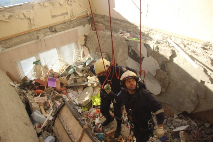 Explozie în sectorul Râşcani. Ofiţerul de presă al IGSU: Salvatorii şi pompierii lucrează în condiţii de risc (VIDEO)