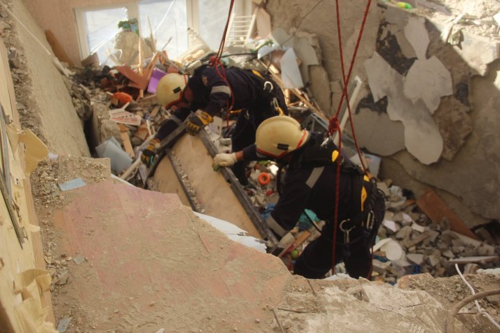 Explozie în sectorul Râşcani. Ofiţerul de presă al IGSU: Salvatorii şi pompierii lucrează în condiţii de risc (VIDEO)