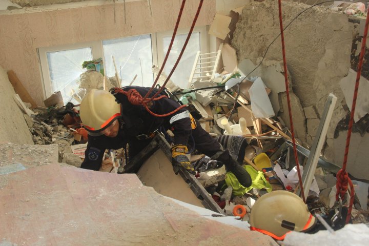 Explozie în sectorul Râşcani. Ofiţerul de presă al IGSU: Salvatorii şi pompierii lucrează în condiţii de risc (VIDEO)