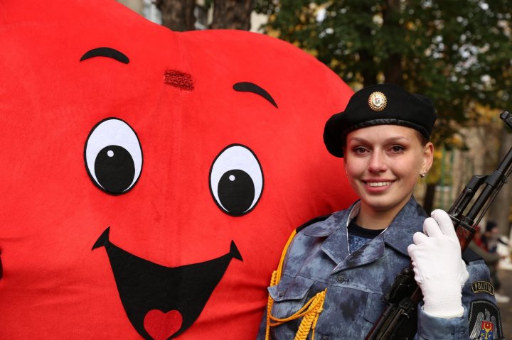 AU JURAT CREDINŢĂ PATRIEI. Peste 130 de viitori polițiști au depus astăzi jurământul (FOTO)