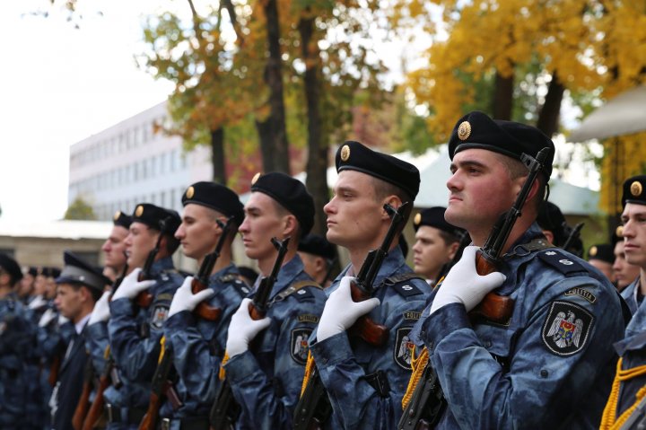 AU JURAT CREDINŢĂ PATRIEI. Peste 130 de viitori polițiști au depus astăzi jurământul (FOTO)