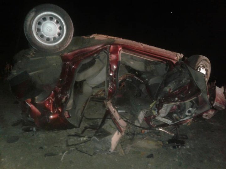 (18+) IMAGINI DE GROAZĂ! Un tânăr de 22 de ani şi-a pierdut viaţa într-un teribil accident rutier la Floreşti