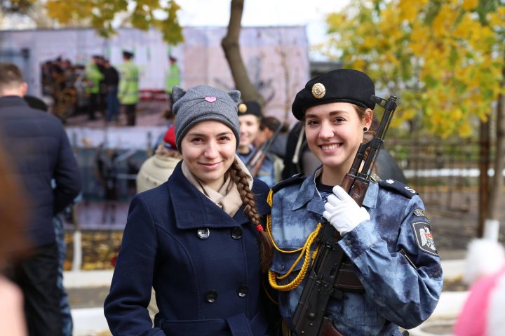 AU JURAT CREDINŢĂ PATRIEI. Peste 130 de viitori polițiști au depus astăzi jurământul (FOTO)