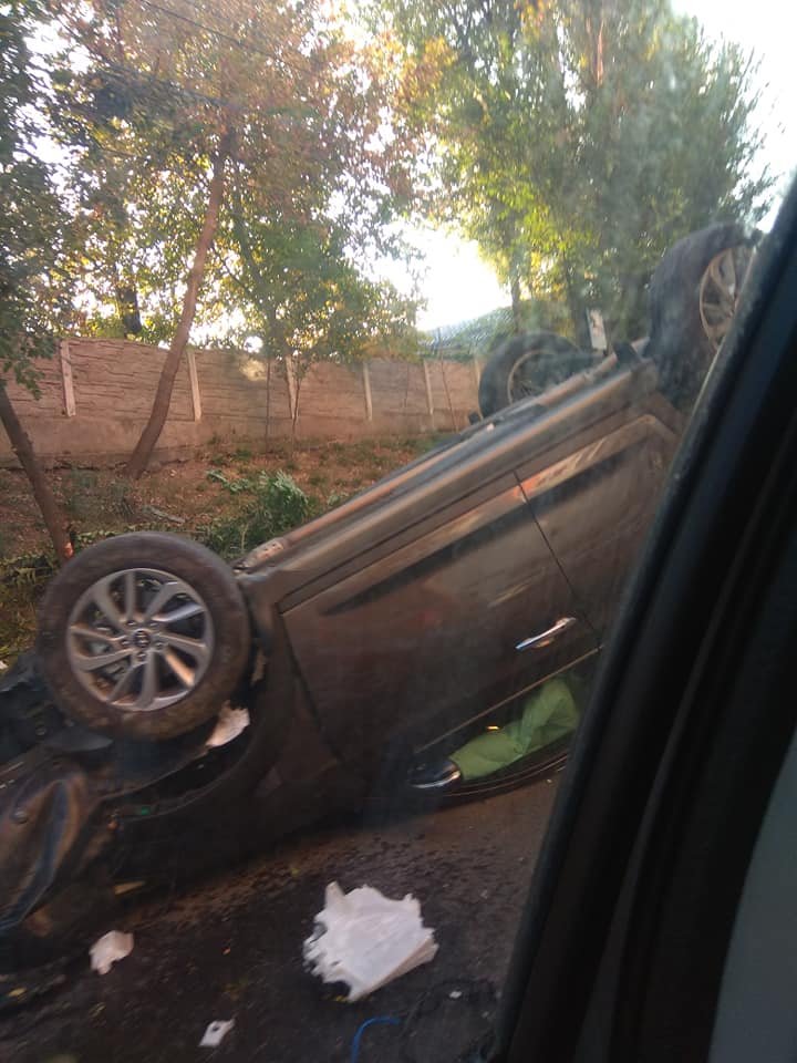 ACCIDENT pe strada Valea Trandafirilor din Capitală. O şoferiţă s-a izbit cu maşina într-un copac... şi s-a RĂSTURNAT (GALERIE FOTO/VIDEO)