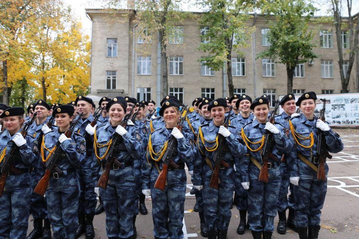 AU JURAT CREDINŢĂ PATRIEI. Peste 130 de viitori polițiști au depus astăzi jurământul (FOTO)