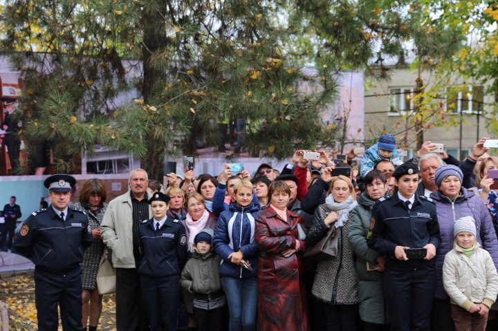 AU JURAT CREDINŢĂ PATRIEI. Peste 130 de viitori polițiști au depus astăzi jurământul (FOTO)