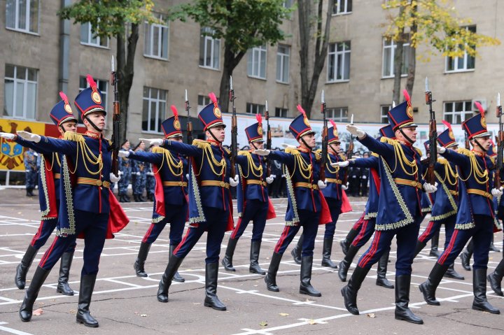 AU JURAT CREDINŢĂ PATRIEI. Peste 130 de viitori polițiști au depus astăzi jurământul (FOTO)