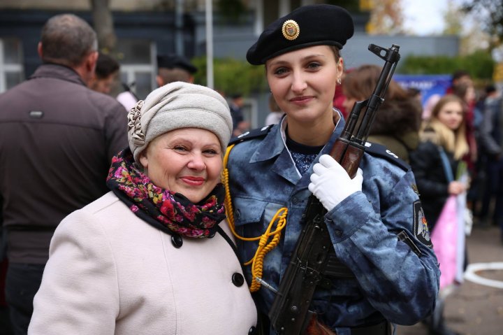 AU JURAT CREDINŢĂ PATRIEI. Peste 130 de viitori polițiști au depus astăzi jurământul (FOTO)