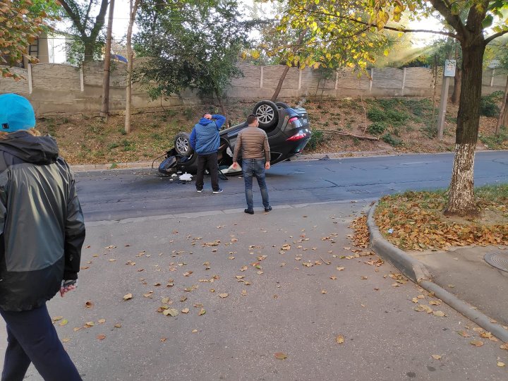 ACCIDENT pe strada Valea Trandafirilor din Capitală. O şoferiţă s-a izbit cu maşina într-un copac... şi s-a RĂSTURNAT (GALERIE FOTO/VIDEO)