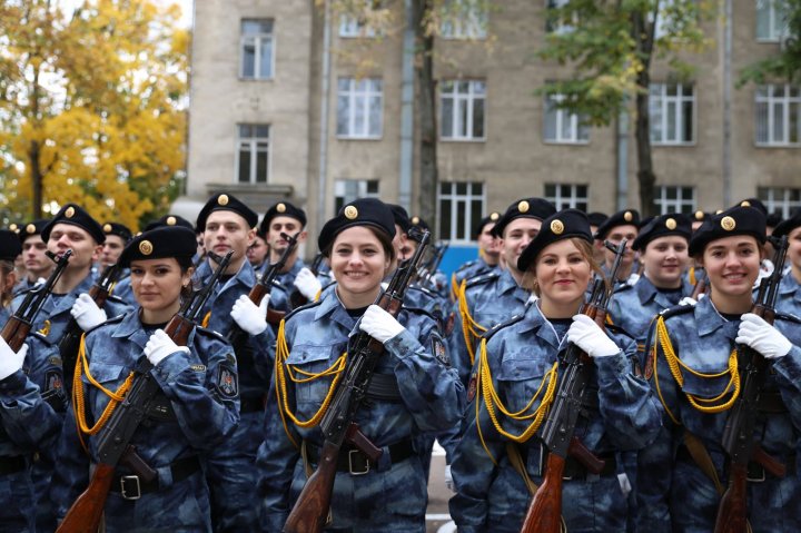 AU JURAT CREDINŢĂ PATRIEI. Peste 130 de viitori polițiști au depus astăzi jurământul (FOTO)