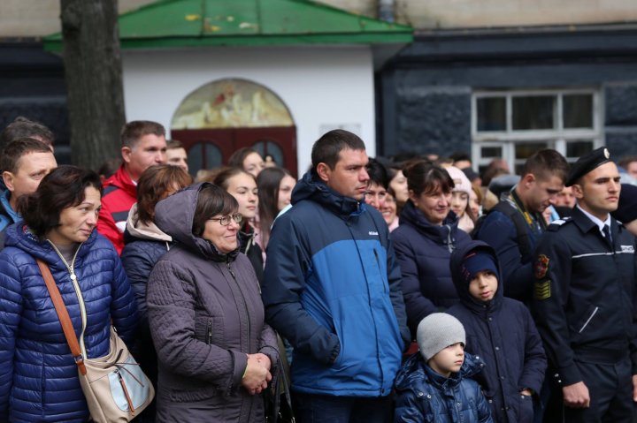 AU JURAT CREDINŢĂ PATRIEI. Peste 130 de viitori polițiști au depus astăzi jurământul (FOTO)