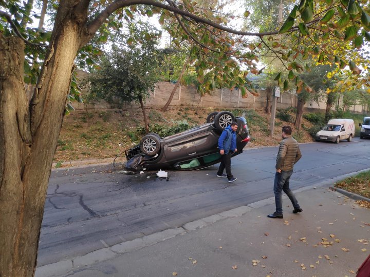 ACCIDENT pe strada Valea Trandafirilor din Capitală. O şoferiţă s-a izbit cu maşina într-un copac... şi s-a RĂSTURNAT (GALERIE FOTO/VIDEO)