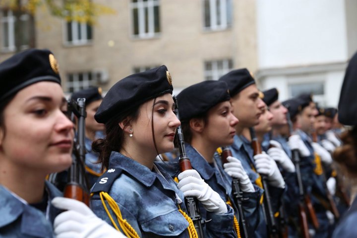 AU JURAT CREDINŢĂ PATRIEI. Peste 130 de viitori polițiști au depus astăzi jurământul (FOTO)