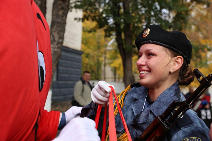 AU JURAT CREDINŢĂ PATRIEI. Peste 130 de viitori polițiști au depus astăzi jurământul (FOTO)