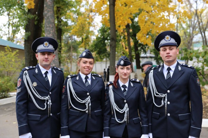 AU JURAT CREDINŢĂ PATRIEI. Peste 130 de viitori polițiști au depus astăzi jurământul (FOTO)