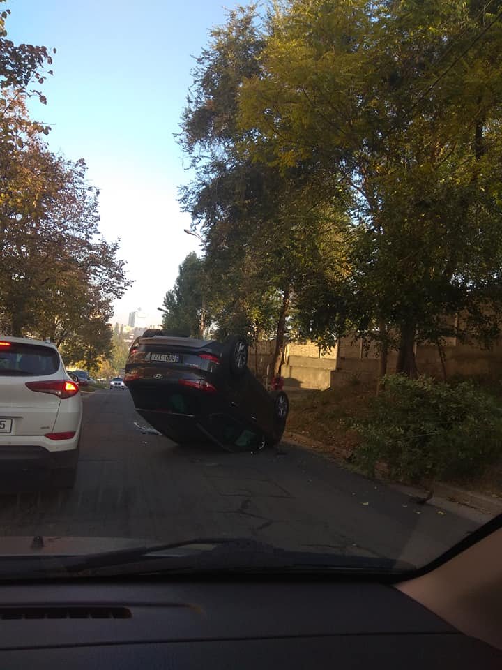 ACCIDENT pe strada Valea Trandafirilor din Capitală. O şoferiţă s-a izbit cu maşina într-un copac... şi s-a RĂSTURNAT (GALERIE FOTO/VIDEO)