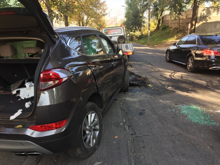 ACCIDENT pe strada Valea Trandafirilor din Capitală. O şoferiţă s-a izbit cu maşina într-un copac... şi s-a RĂSTURNAT (GALERIE FOTO/VIDEO)