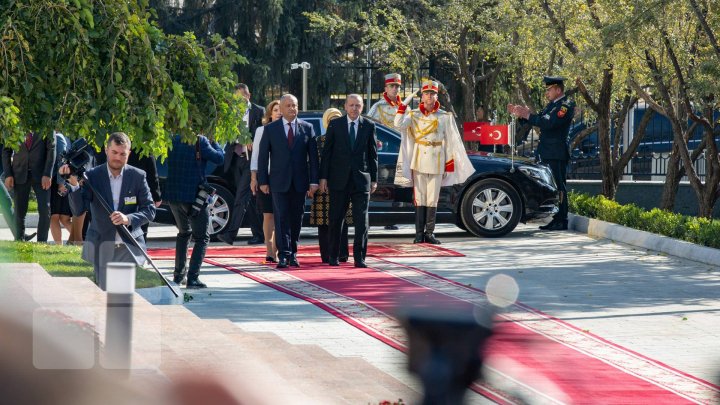 Recep Erdogan a ajuns în Moldova. Preşedintele turc a discutat cu premierul Pavel Filip (FOTOREPORT)