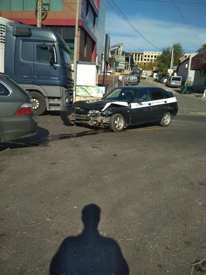 Accident pe strada Petricani din Capitală. Două maşini s-au ciocnit violent (FOTO/VIDEO)