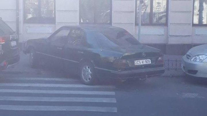 Şofer cu tupeu: Şi-a parcat maşina chiar pe trecerea de pietoni (FOTO)