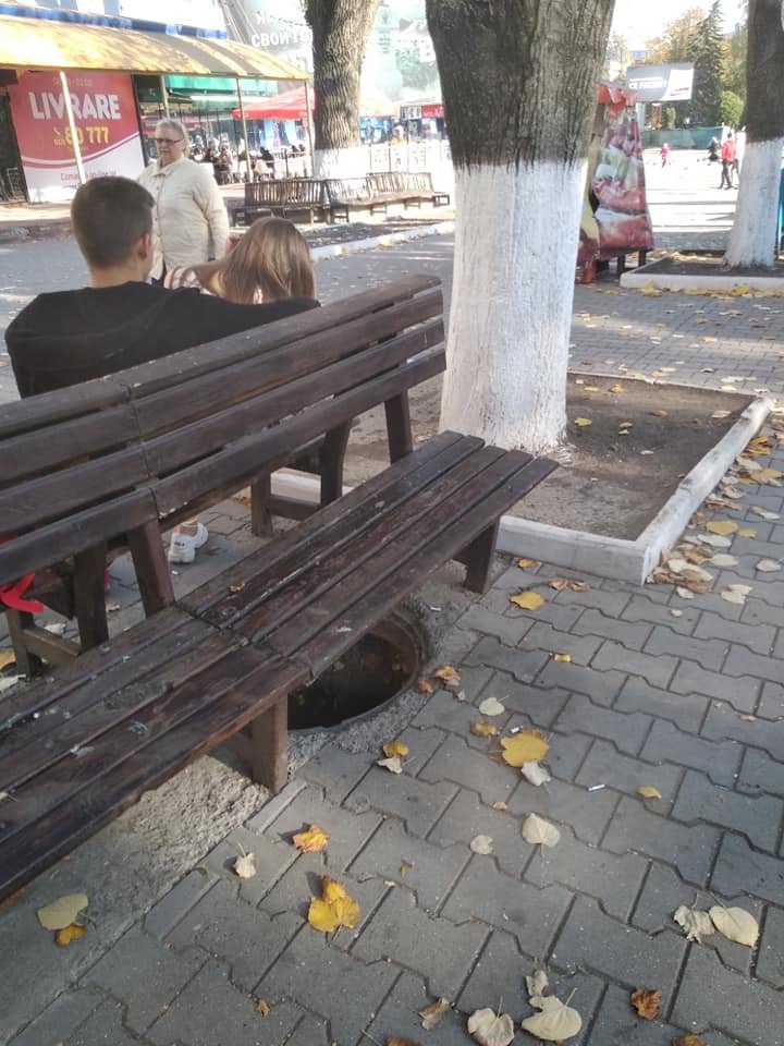 Ca la Bălţi, la nimeni! Cum a fost acoperită o gaură de canal rămasă fără capac (FOTO)