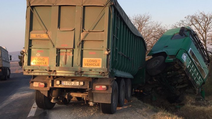 ACCIDENT pe traseul Chişinău-Hânceşti. Un camion plin cu porumb s-a răsturnat într-un şant (FOTO)