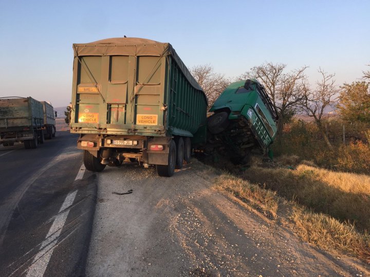 ACCIDENT pe traseul Chişinău-Hânceşti. Un camion plin cu porumb s-a răsturnat într-un şant (FOTO)