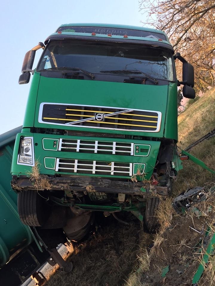 ACCIDENT pe traseul Chişinău-Hânceşti. Un camion plin cu porumb s-a răsturnat într-un şant (FOTO)