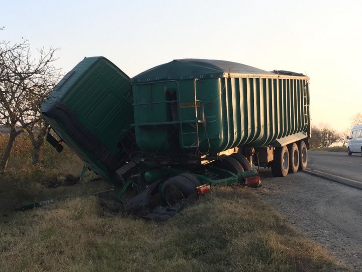 ACCIDENT pe traseul Chişinău-Hânceşti. Un camion plin cu porumb s-a răsturnat într-un şant (FOTO)