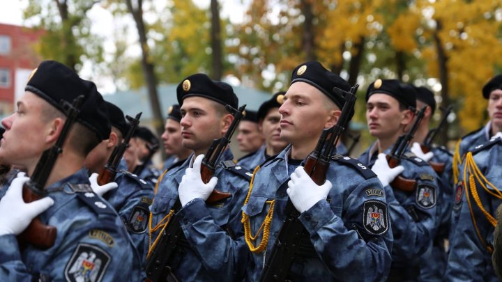 AU JURAT CREDINŢĂ PATRIEI. Peste 130 de viitori polițiști au depus astăzi jurământul (FOTO)