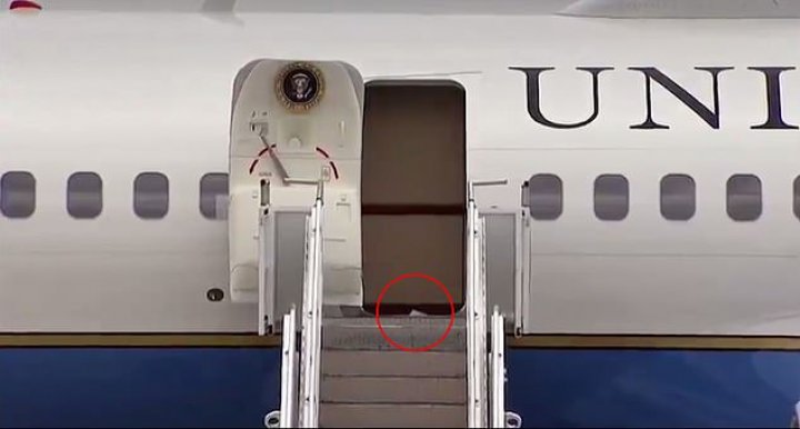 Donald Trump, ținta glumelor. Momentul în care președintele SUA a fost surprins cum intra în avion cu o hârtie lipită de talpă (FOTO)