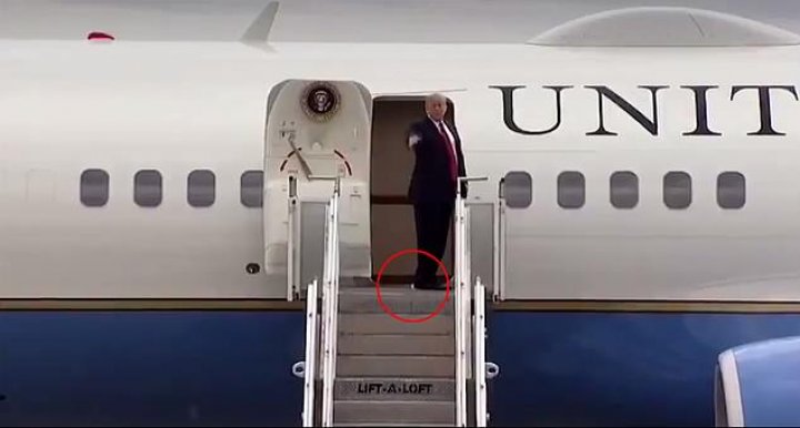 Donald Trump, ținta glumelor. Momentul în care președintele SUA a fost surprins cum intra în avion cu o hârtie lipită de talpă (FOTO)