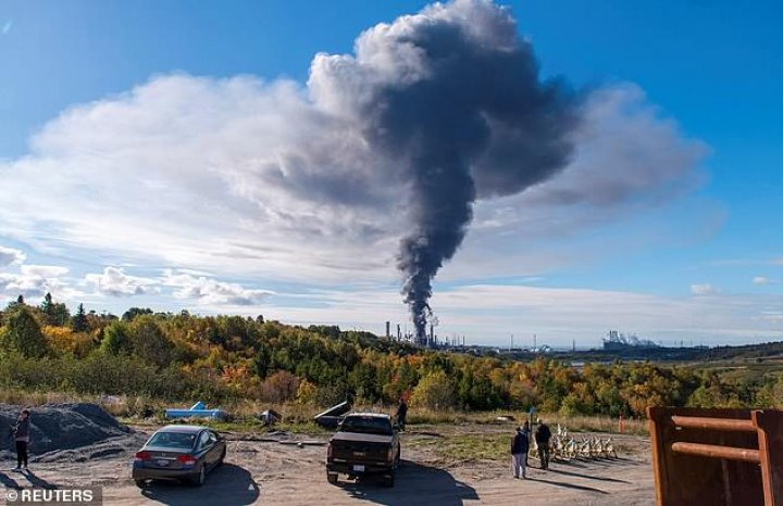 Incendiu devastator în Canada. Cea mai mare rafinărie a fost cuprinsă de flăcări